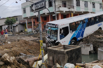 El bus quedó incrustado entre fierros, en la 19 y Argentina.