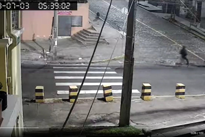 Robo. Dos hombres abordan a una mujer en el centro norte de Quito para quitarle las pertenencias.