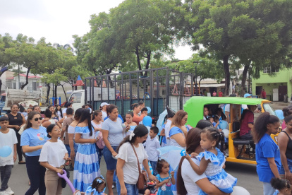 Decenas de niños y adultos mayores formaron parte del pregón de Pascuales.