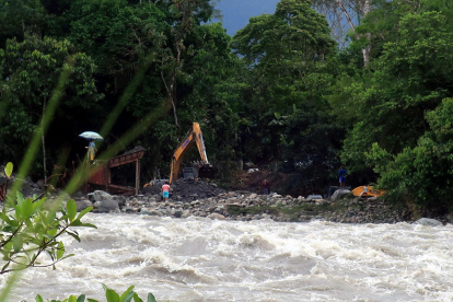 Fotografía de trabajos de Imágenes de explotación de minería irregular e ilegal en el sector de Santa Rosa, en la provincia del Napo, amazonía ecuatoriana.