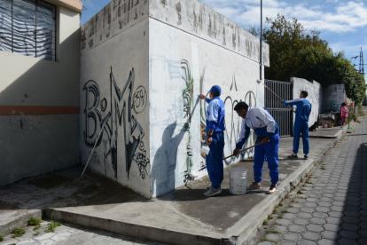 Arreglos. Los policías también colaboraron en el arreglo de las fachadas.