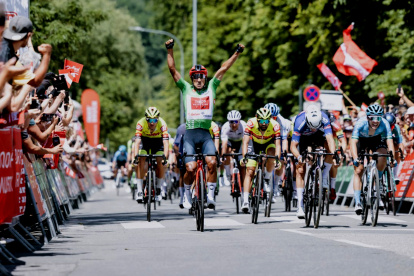El festejo de Jhonatan Narváez tras sumar el triunfo en la segunda etapa del Tour de Austria.