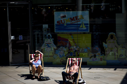 Dos ingleses disfrutan de la ola de calor en Southbank en Londres, Reino Unido.