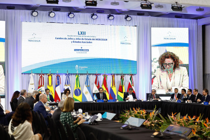 Cancilleres participan en una reunión ordinaria del Consejo Mercado Común (CMC) hoy, en el Parque Nacional Iguazú, en Puerto Iguazú (Argentina).