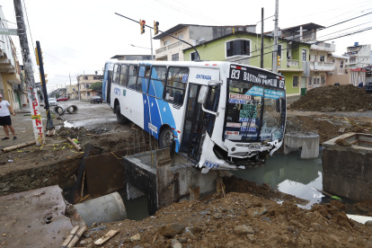 Un bus se encunetó en una de las zanjas que hay en las seis cuadras de la calle Argentina donde se trabaja.