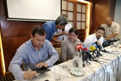 Dirigentes. Productores de banano y líderes de la provincia de El Oro se alistan para una rueda de prensa.