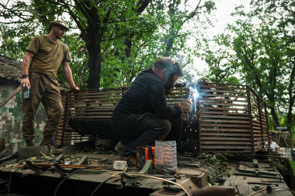 Tropa. Efectivos ucranianos en trabajos de reparación de un tanque cerca de una línea de frente a Donetsk.
