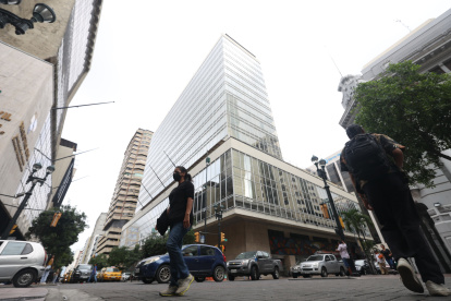 Edificios. Entre los bienes embargados consta el ubicado en la avenida 9 de Octubre, así como otros del centro de la urbe porteña.