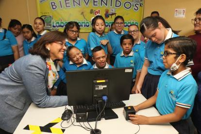 Programa. Laura María de González aparece junto a los  niños.