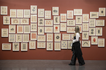 Un grupo de obras del artista venezolano Sheroanawe Hakihiiwe, indígena de la etnia yanomami y que hace parte de la exposición "Todo esto somos nosotros".