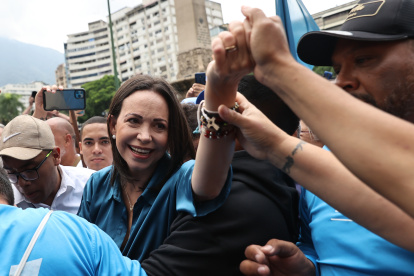 La líder opositora venezolana María Corina Machado, al saluda a seguidores, en Caracas (Venezuela).