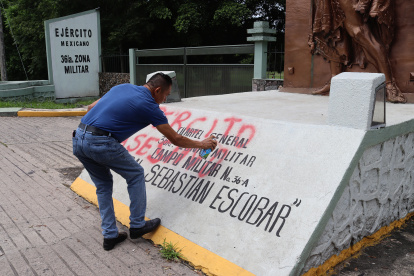 Un hombre pinta un monumento a las afueras de un cuartel militar hoy, en la ciudad de Tapachula, estado de Chiapas (México).