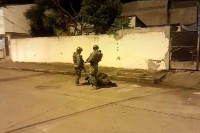 Fue abandonado en los exteriores de la unidad educativa Cristo Rey.