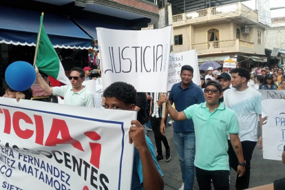 Grupos de padres de familia y maestros marcharon hacia el Distrito Educativo de Naranjal.