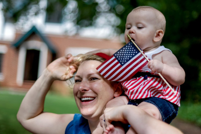 Jillian Ward sostiene a su hija Saoirse, de seis meses, durante el Desfile del 4 de julio en el Día de la Independencia de los Estados Unidos en Avondale Estates, Georgia, EE.UU.