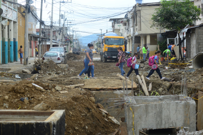 Los peatones deben caminar entre montículos de tierra que hay en seis cuadras de la calle Argentina.