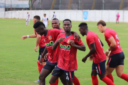 El equipo principal del Everest celebrando el gol de la victoria en el partido ante Filanbanco en torneo de Segunda.