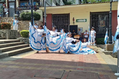 1. Bailes. En las escalinatas del barrio Las Peñas festejaron a Guayaquil con shows, músicas y concursos. Decenas de personas disfrutaron del festival. 2. Pregones. En la parroquia Pascuales al menos un centenar de personas realizaron el pregón por Guayaquil, la actividad se replicará en otros sectores.