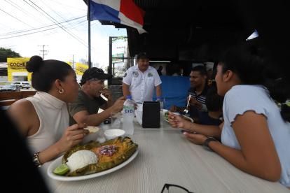 Ecuatorianos y panameños disfrutan del local del compatriota