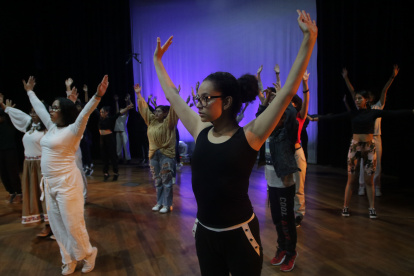 1. Interpretación. Los miembros de los coros infantiles y juveniles de la fundación dan vida a los personajes de ‘Mama Sara’, actuando y cantando en escena. Los ensayos iniciaron en marzo.