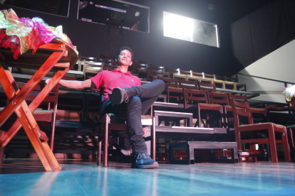 Espectáculo. Jorge Parra aparece al pie del fondo que servirá de escenografía de la obra ‘El Cabaret’.