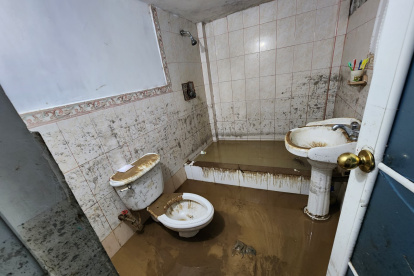 En los barrios afectados por las inundaciones aún hay acumulación de agua y escombros de lo que algún día fueron partes de una casa.