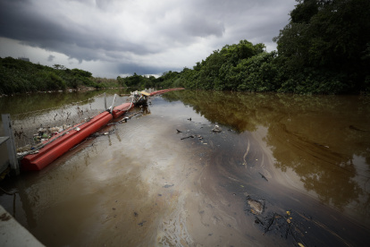 La rotura de una tubería inunda de combustible la desembocadura de un río en la Bahía de Panamá.