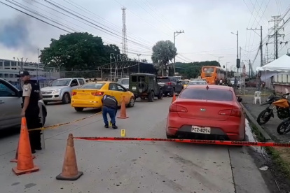 Los sicarios estaban esperando que su víctima salga de la empresa en donde trabajaba.