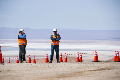 Pistas. Dos mineros en los exteriores de la mina subterránea de cobre Chuquicamata, en el desierto de Calama.