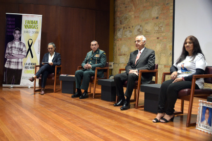 Iván Velásquez (c), ministro de Defensa, durante el acto oficial de petición de perdón a familiares de Alix Fabián Vargas, joven asesinado en 2008 por militares en los denominados "falsos positivos", en Bogotá