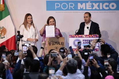 La precandidata a la presidencia de México por el Partido Acción Nacional (PAN) y el Frente Amplio por México, Xóchitl Gálvez (c), acompañada por el dirigente nacional del PAN, Marko Cortés (d), y su secretaria general, Cecilia Patrón (i), participan en un acto hoy, en la Ciudad de México (México).
