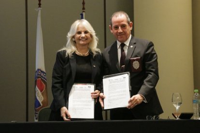 La titular de la Senad, Zully Rolón (i), posa junto al director general de la PDI, Sergio Muñoz Yáñez, durante un acto celebrado este 4 de julio de 2023, en la ciudad de Luque, vecina a Asunción (Paraguay).