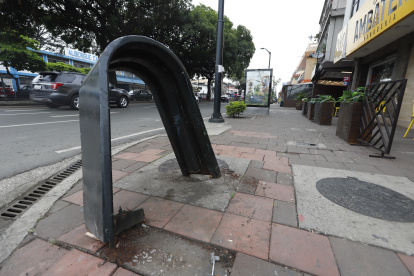 FOTO DENUNCIA, TACHO EN MAL ESTADO, EN GONZALO ZALDUMBIDE Y AV.C.L.PLAZA DAÑIN, CDLA.KENNEDY, 04 DE  JULIO  DEL 2023- AMELIA ANDRADE Guayaquil-Ecuador Agencia (Ag-ecpreso)