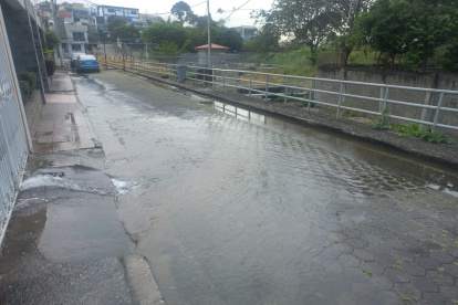 Así permanece la vía afectada en Cumbres Bajas de Los Ceibos. El agua se malgasta a causa de un daño no reparado.