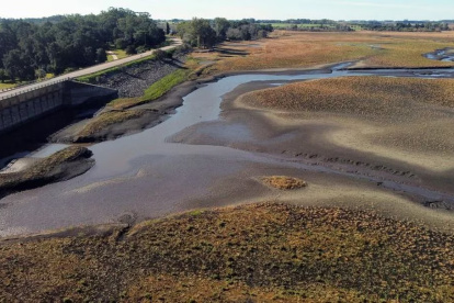 Vista general del embalse de Canelón Grande que abastece de agua potable a Montevideo.