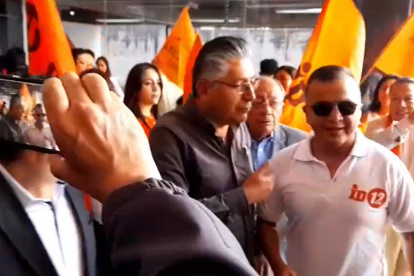 Quito. Los afiliados al partido Izquierda Democrática mantuvieron roces verbales.