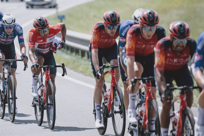 Jhonatan Narváez (segundo desde la izquierda) mantuvo el maillot rojo como líder del Tour de Austria.