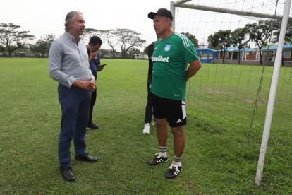 José Pileggi (i) lleva ocho meses en la presidencia de Emelec.