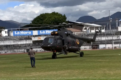 El helicóptero aterrizó en la cancha del estadio Olímpico de Ibarra.