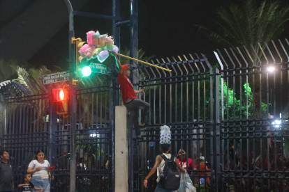 Los vendedores informales se cruzan las rejas