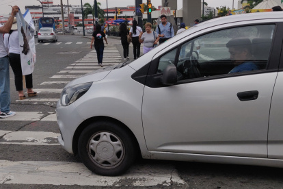 Los vehículos invaden parte del paso cebra e imposibilitan el paso de los peatones.