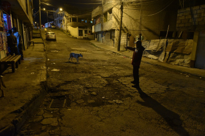 Tinieblas. A más del mal estado de las calles, el estado de las luminarias es pésimo.