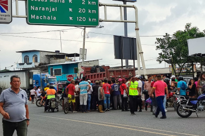 Preocupación. Una muchedumbre acudió al sitio del crimen de un motorizado, en Puerto Inca, Naranjal.