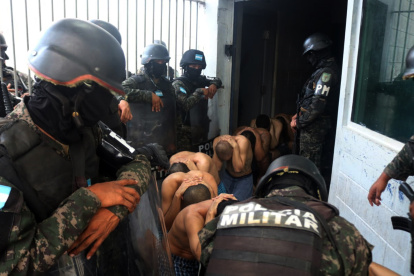 Los traslados de los reos fueron ejecutados bajo un estricto operativo de seguridad