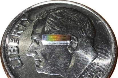 El nuevo chip, pese al trabajo que realiza, es pequeño, como puede verse en esta fotografía en la que aparece encima de una moneda.