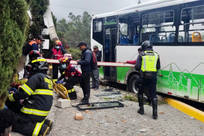 Atención. Personal de la Agencia Metropolitana de Tránsito acudió a la atención del siniestro.