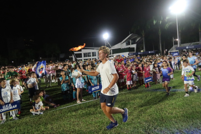 Francisco Castro lleva la tea olímpica.
