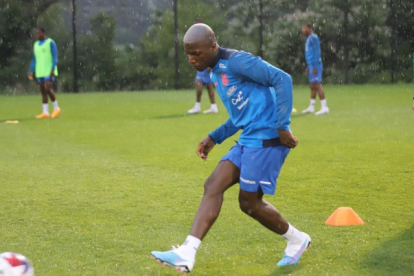 El ecuatoriano supera en el nivel técnico al campeón mundial con Argentina, según Craig Burley.