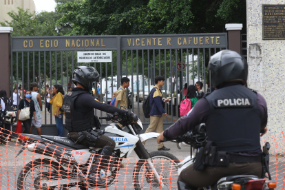 Grupos de policías vigilan los exteriores de los centros educativos.