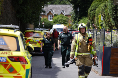 Personal de servicios de emergencia acudieron al sitio del accidente.